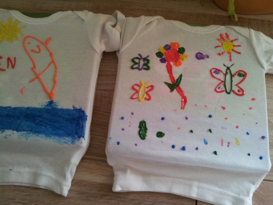 Activité pour les enfants Customiser un t shirt avec de la peinture